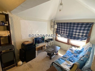 Medford Studio No Bath  Tufts - $6,500